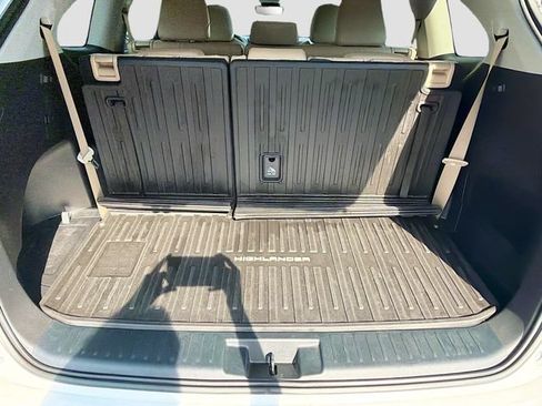 Used 2022 Toyota Highlander XLE AWD/4WD image 24