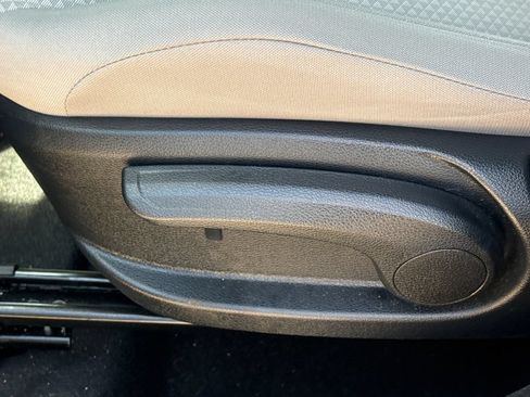 Used 2025 Kia Soul LX w/ LX Technology Package FWD image 18