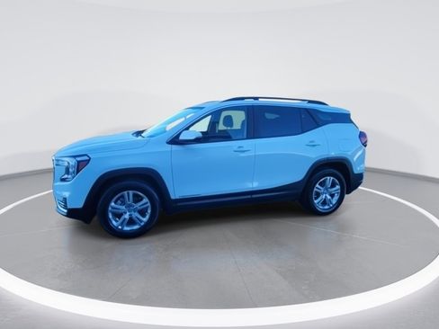 Used 2024 GMC Terrain SLE w/ Driver Convenience Package image 4