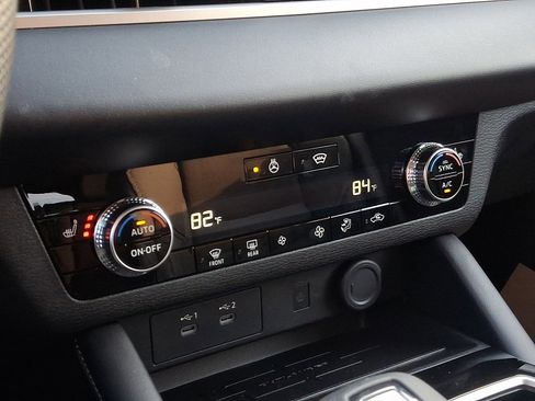 New 2026 Mitsubishi Outlander SE image 14