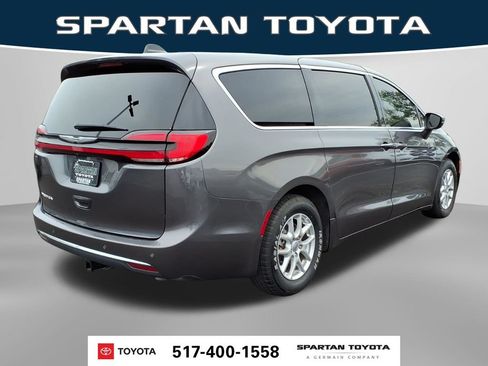 Used 2023 Chrysler Pacifica Touring-L FWD image 7