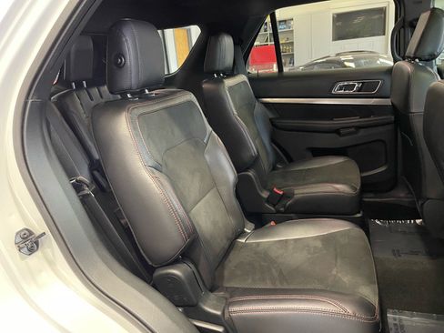 Used 2019 Ford Explorer XLT w/ Equipment Group 202A AWD/4WD image 47