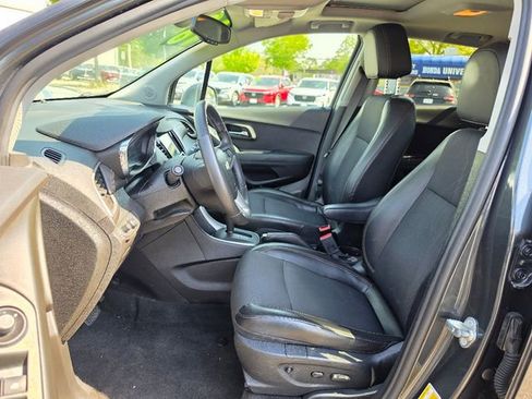 Used 2018 Chevrolet Trax LT w/ Sun & Sound Package FWD image 21