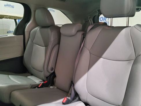 Used 2024 Toyota Sienna XLE FWD image 23