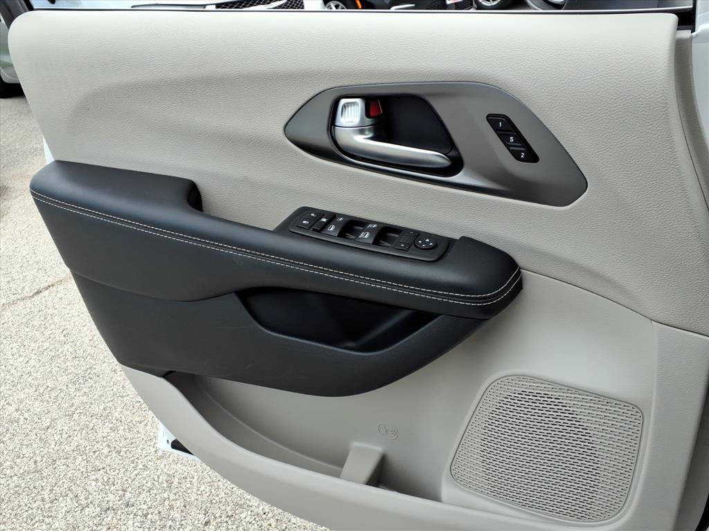 Used 2023 Chrysler Pacifica Touring-L FWD image 19