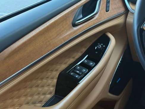 Used 2023 Jeep Grand Cherokee Summit image 7