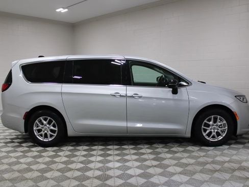 Used 2024 Chrysler Pacifica Touring-L image 12
