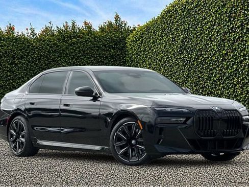 Used 2025 BMW i7 xDrive60 w/ Executive Package AWD/4WD image 2