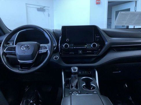 Certified 2025 Toyota Highlander XSE AWD/4WD image 17