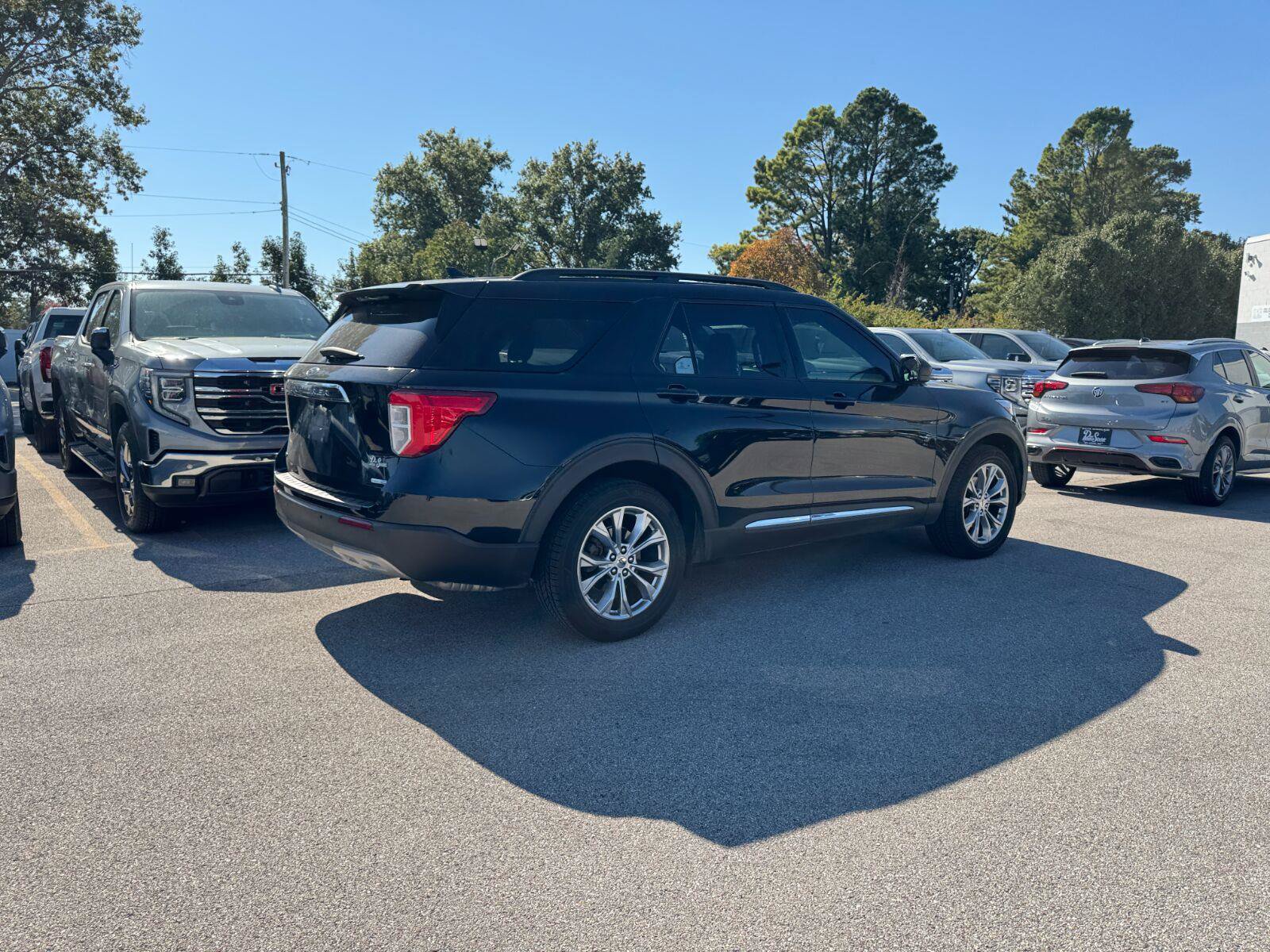 Used 2020 Ford Explorer XLT w/ Equipment Group 202A AWD/4WD image 9