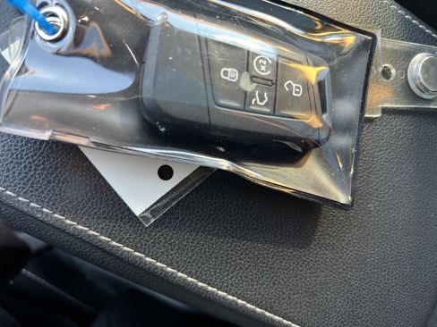 Used 2023 Volkswagen Tiguan SE w/ Panoramic Sunroof Package image 33