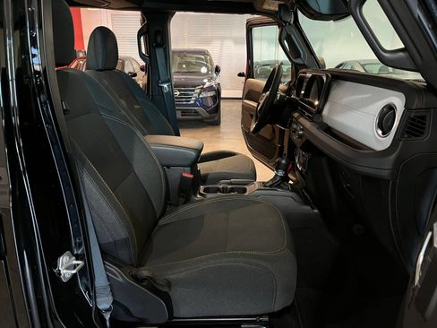 Used 2025 Jeep Wrangler Unlimited Sahara AWD/4WD image 36