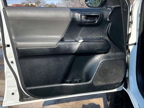 Used 2017 Toyota Tacoma SR image 21