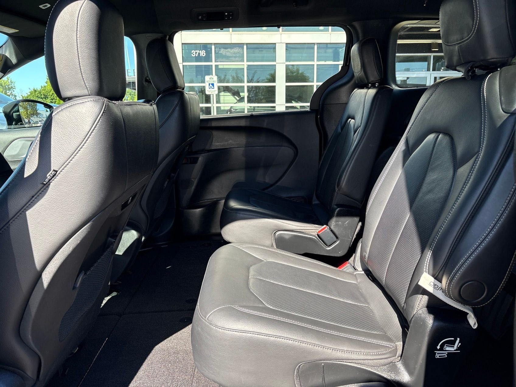 Used 2018 Chrysler Pacifica Touring-L w/ Premium Audio Group FWD image 9