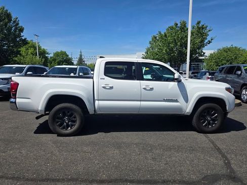 Used 2022 Toyota Tacoma SR5 RWD image 3