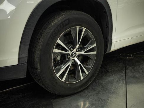 Used 2016 Toyota Highlander XLE FWD image 3