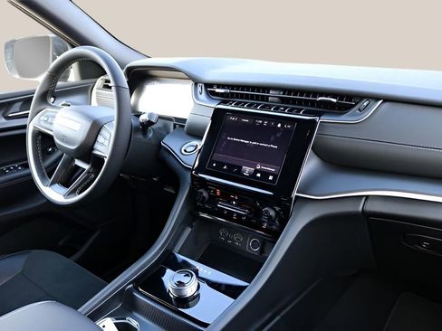 New 2025 Jeep Grand Cherokee L Altitude RWD image 21