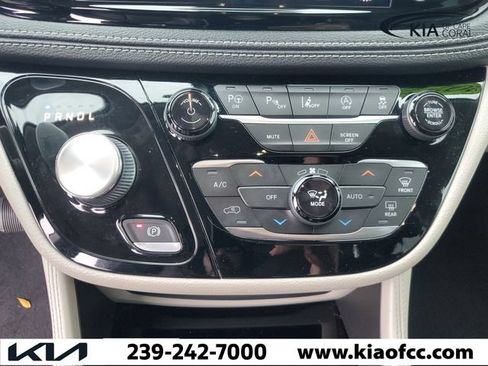 Used 2022 Chrysler Pacifica Limited FWD image 22