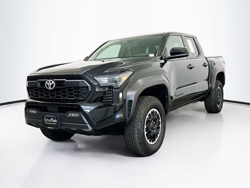 Used 2025 Toyota Tacoma TRD Off-Road image 3