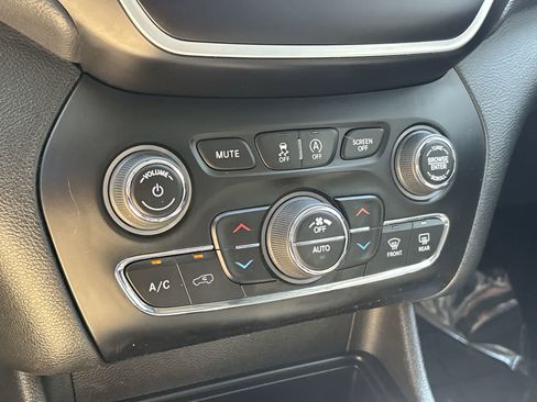 Certified 2019 Jeep Cherokee Latitude Plus AWD/4WD image 23