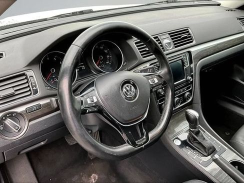 Used 2016 Volkswagen Passat 1.8T SE w/ Lighting Package FWD image 16