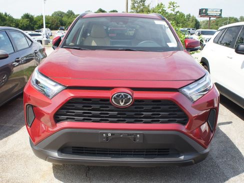 Used 2022 Toyota RAV4 XLE w/ Convenience Package FWD image 2
