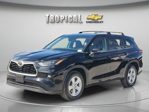 Used 2023 Toyota Highlander LE image 1