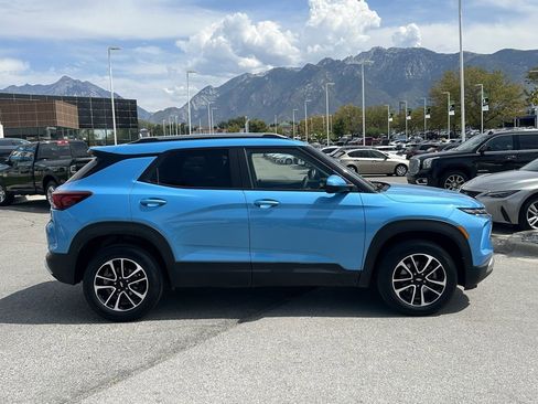 Used 2025 Chevrolet TrailBlazer LT image 2