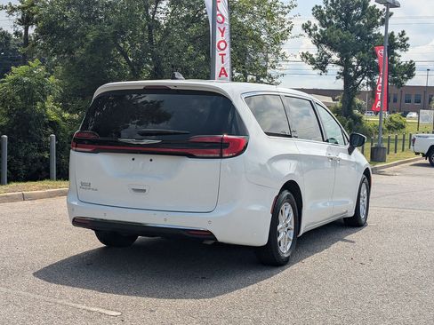 Used 2023 Chrysler Pacifica Touring-L FWD image 3