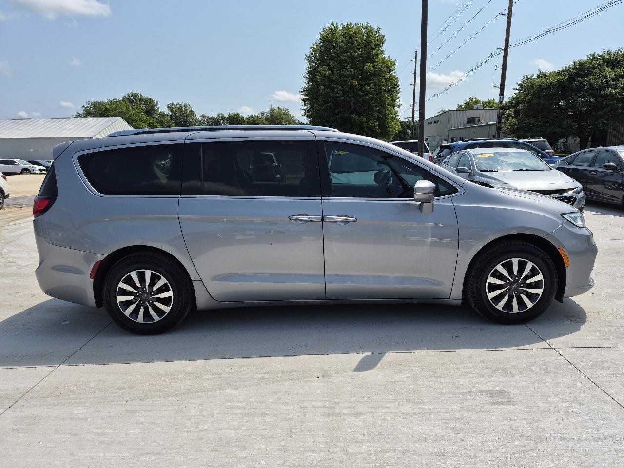 Used 2021 Chrysler Pacifica Touring-L FWD image 5