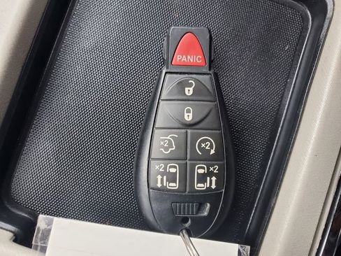 Used 2016 Chrysler Town & Country Touring-L image 25