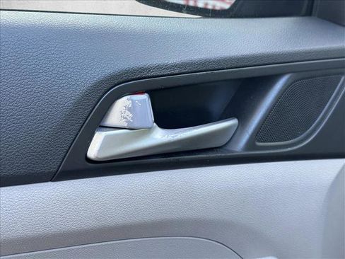 Used 2019 Hyundai Tucson SE image 16