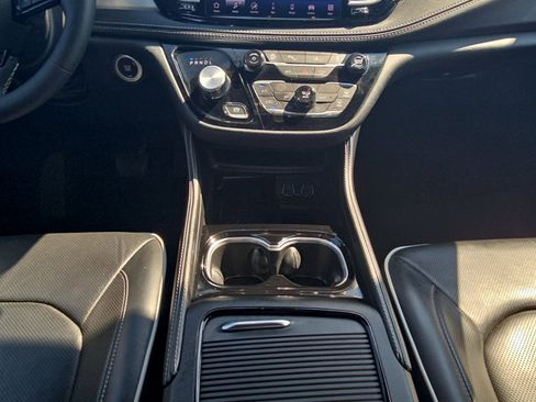 Used 2025 Chrysler Pacifica Limited FWD image 20