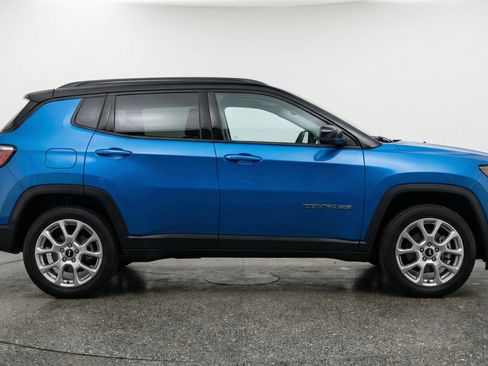 Used 2025 Jeep Compass Limited image 11