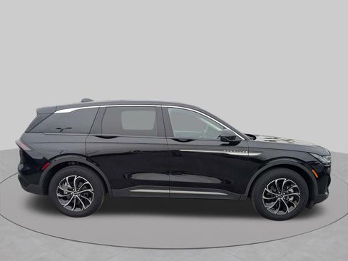 Used 2025 Lincoln Nautilus Premier AWD/4WD image 3