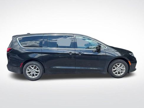 Used 2024 Chrysler Pacifica Touring-L FWD image 6
