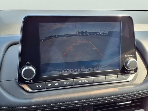 Used 2025 Nissan Rogue SV FWD image 11