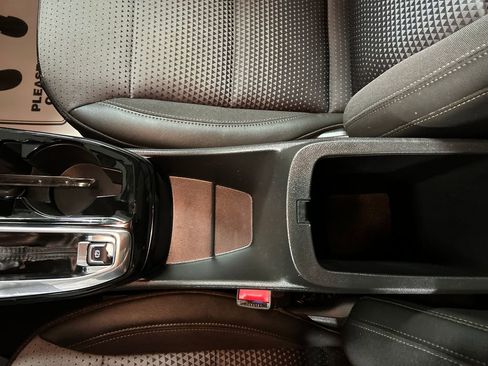 Used 2024 Chevrolet Trax LT w/ Sunroof Package image 21