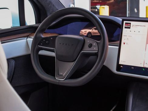 Used 2022 Tesla Model X image 36