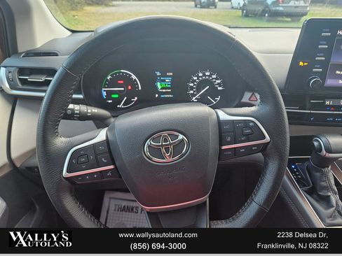 Used 2021 Toyota Sienna XLE image 18