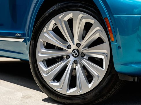 New 2025 Bentley Bentayga Extended Wheelbase image 2