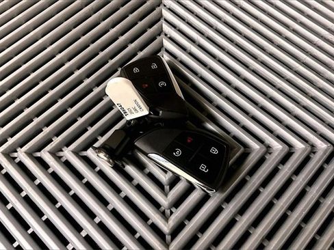 Used 2025 GMC Canyon Denali image 9