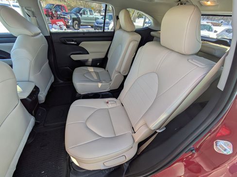 Certified 2023 Toyota Highlander XLE image 20