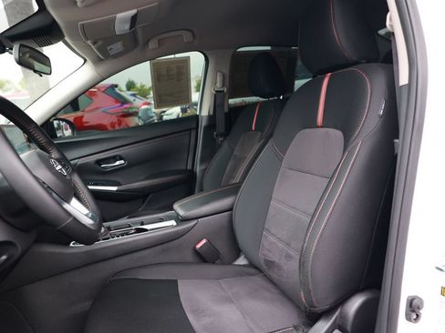 Used 2025 Nissan Sentra SR FWD image 17