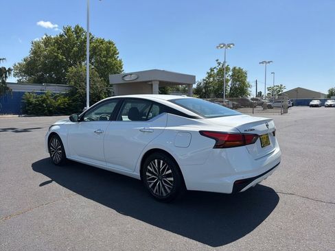 Used 2025 Nissan Altima 2.5 SV FWD image 3