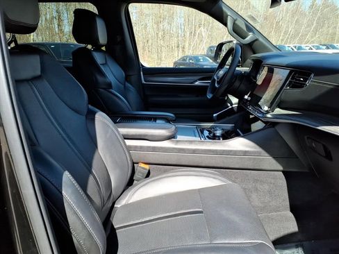 Used 2024 Jeep Wagoneer L Series III w/ Flexible Seating Group AWD/4WD image 11
