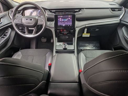 New 2025 Jeep Grand Cherokee Altitude image 27