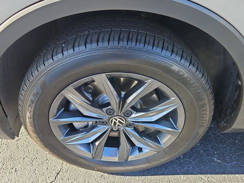 Used 2023 Volkswagen Tiguan SE w/ Panoramic Sunroof Package image 10