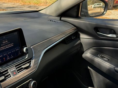 Used 2025 Nissan Altima 2.5 SV image 30