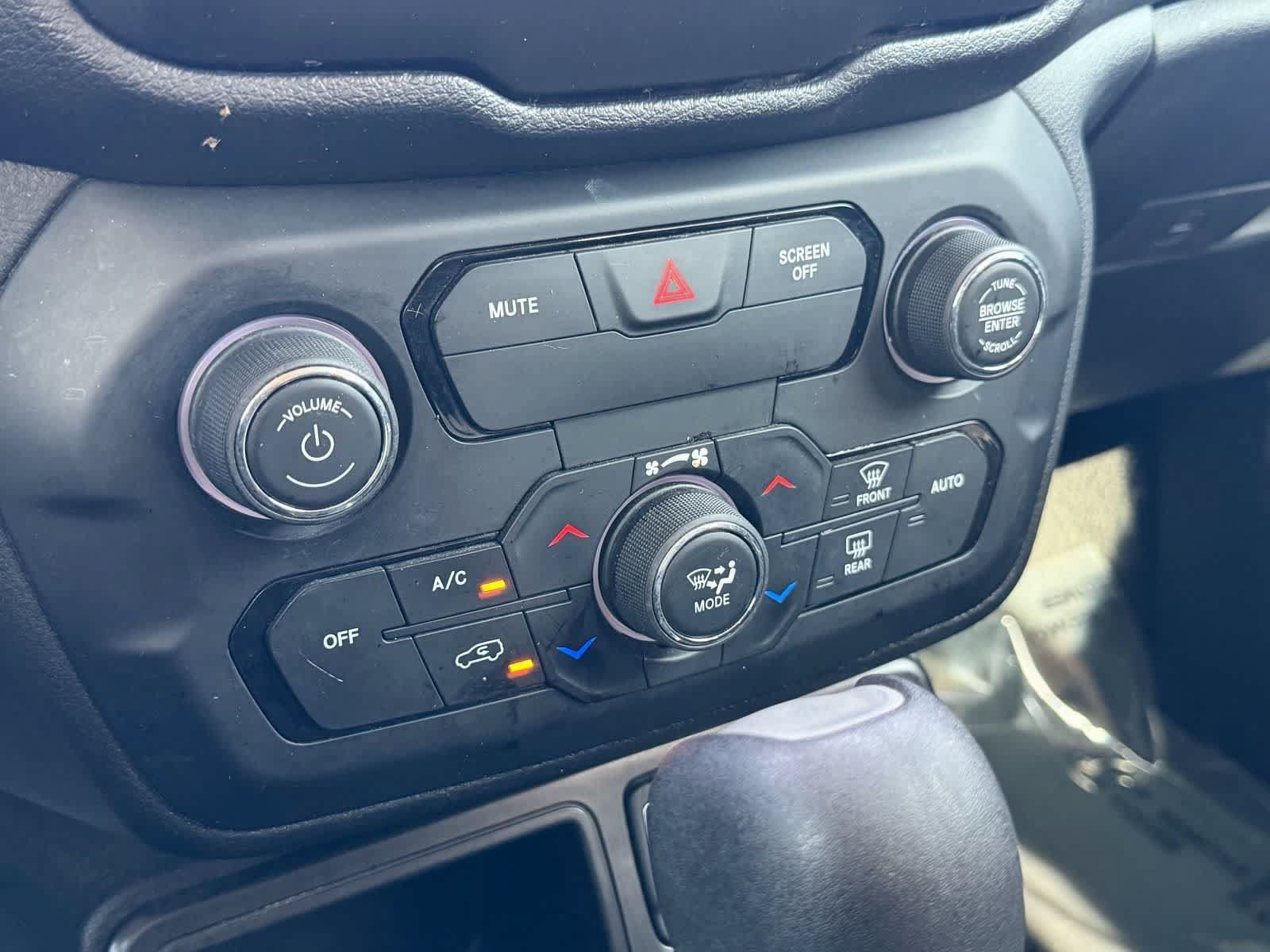 Used 2020 Jeep Renegade Latitude FWD image 19